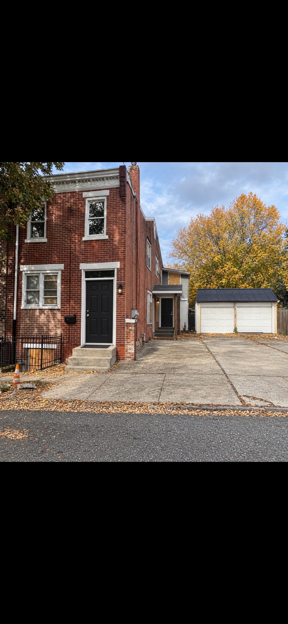 Building Photo - 1737 W 6th St