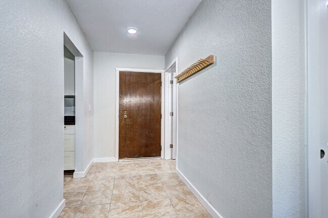 Building Photo - Updated 2 Bedroom 2 Bath Condo With Pool A...