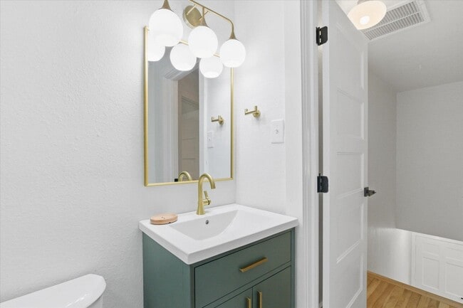 Building Photo - 421 E Jennings St