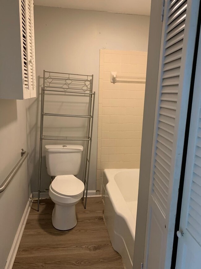 Building Photo - 817 W Matthews Ave