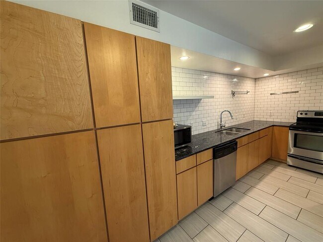 Building Photo - 2200 Dickson Dr