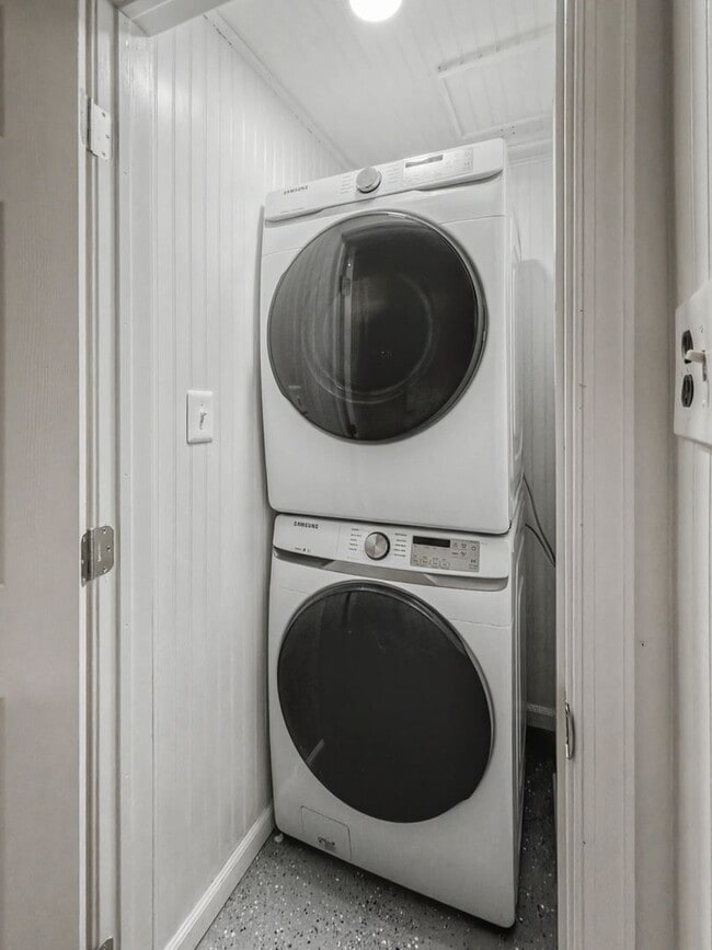 Building Photo - Furnished 4BD 2BA Home with Two kitchens, Basement, and Garage!