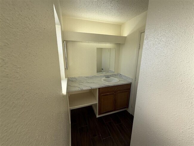 Building Photo - SPACIOUS 3/2.5 TOWN HOME