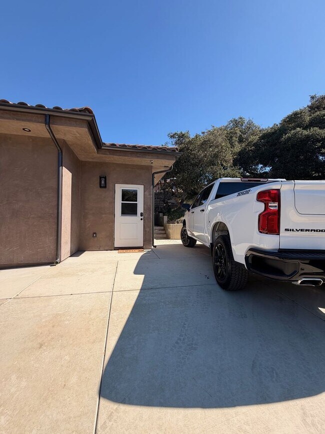 Building Photo - Charming 2-Bedroom Home in Private Gated Community