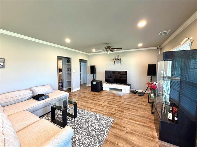 Building Photo - 402 Coyote Creek Dr