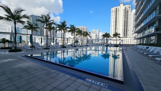 Building Photo - 1111 SW 1st Ave