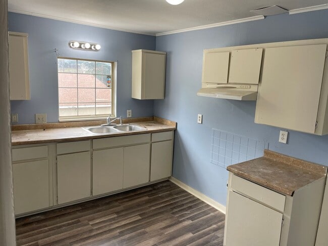Building Photo - Huge Remodeled 3 Bed, 1 Bath Home