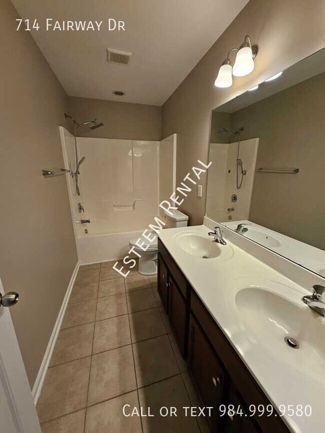 Building Photo - 714 Fairway Dr