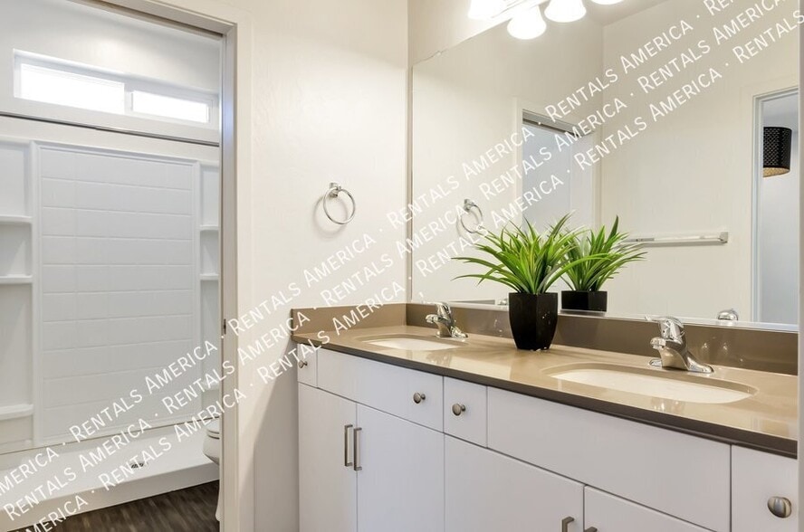 Building Photo - 872 E Park Modern Dr