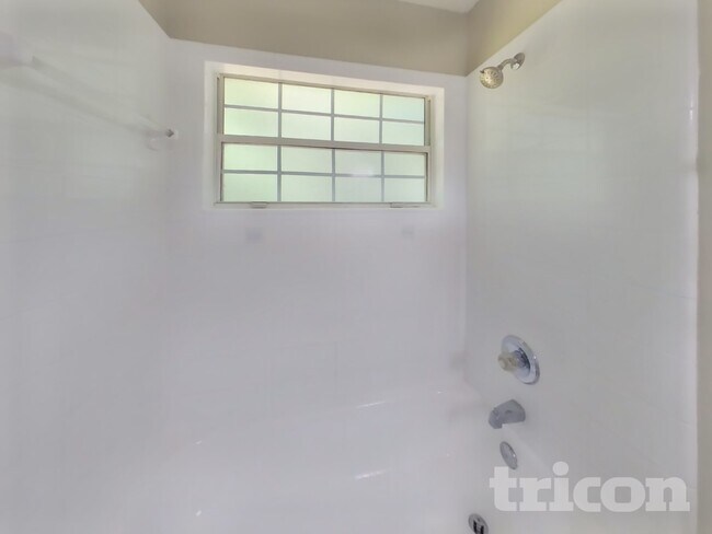 Building Photo - 1020 Woodbridge Hollow N