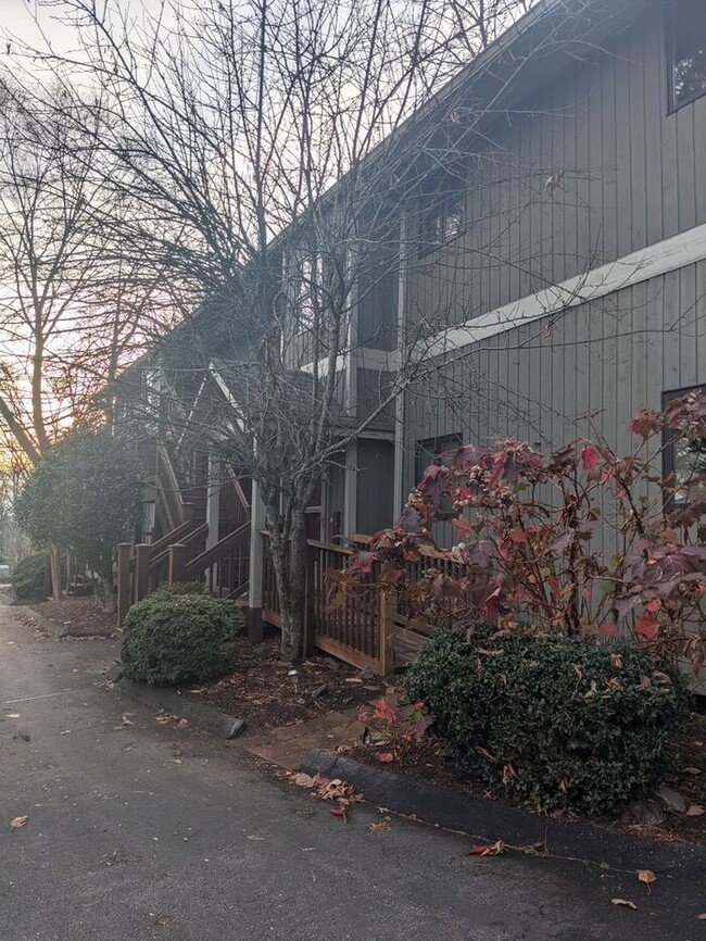 Building Photo - Windswept Condo! Great Asheville Location