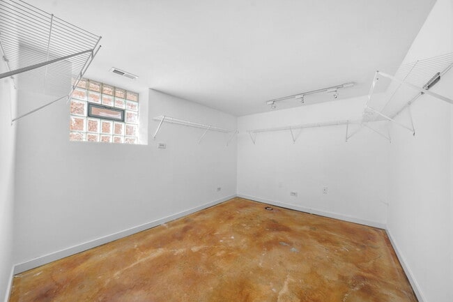 Building Photo - 7250 N Rogers Ave