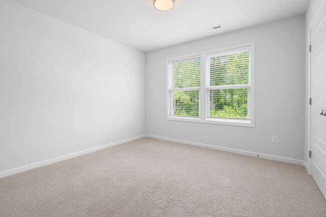 Building Photo - Charming 3 bedroom 2.5 bath Townhome in Wake Forest