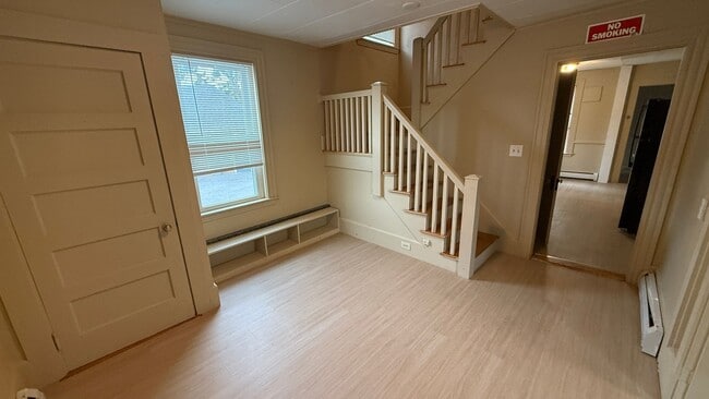 Building Photo - 5 Bedroom 2 bathroom House Available for r...