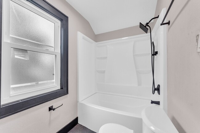 Building Photo - 3186 E 137th St