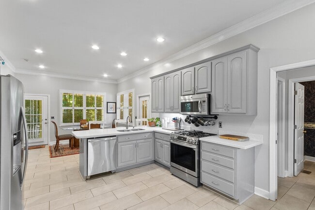 Building Photo - Beautiful 5 Bed 3.5 Bath Home! Available Summer 2026! Book Your Tour Today!