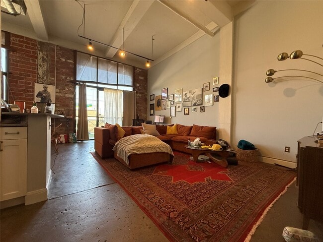 Building Photo - 915 N San Jacinto St