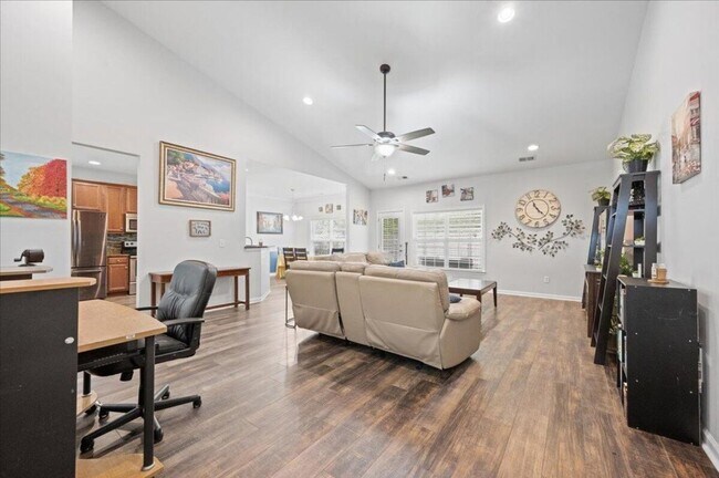 Building Photo - 421 Brawley Dr