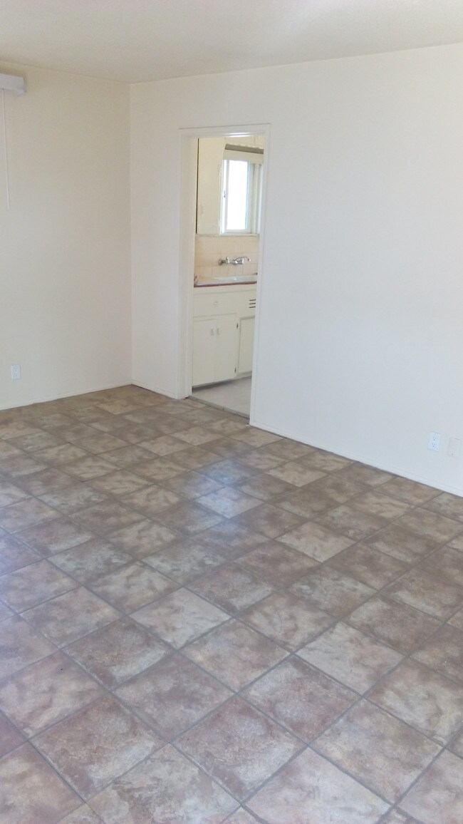 Building Photo - 805 N Santa Fe Ave