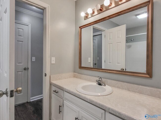 Building Photo - 2020 Woodlawn Dr SW