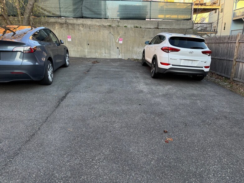 Building Photo - 127 Heath St