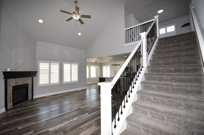 Building Photo - Spacious and Bright 5 Bed 3.5 Bath in Riverton!!