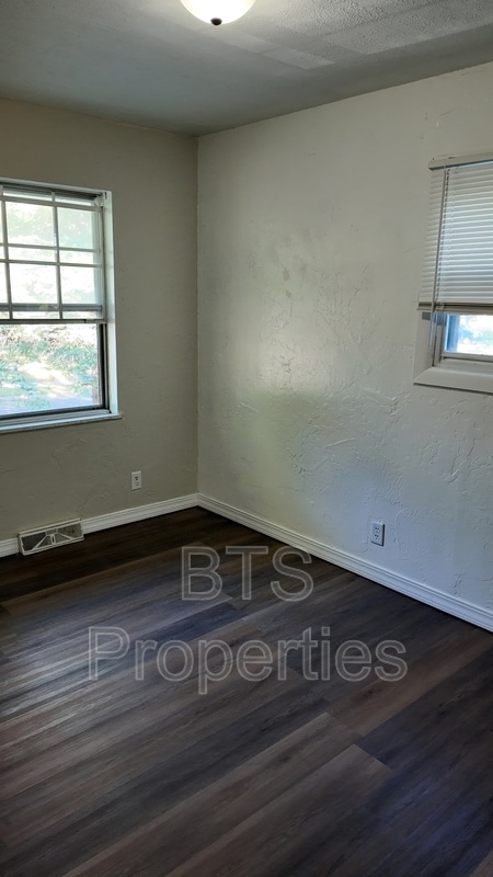 Building Photo - 6345 N Randwick Rd