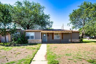 Building Photo - Pre-lease! Spacious 2 Bedroom with an extra room near Medical and TTU