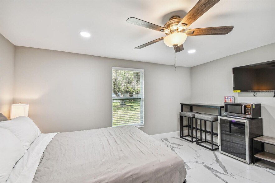 Building Photo - 2042 Craft Ln
