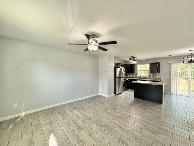 Building Photo - **OFFERING RENT PROMOTION FOR FIRST 6 MONT...