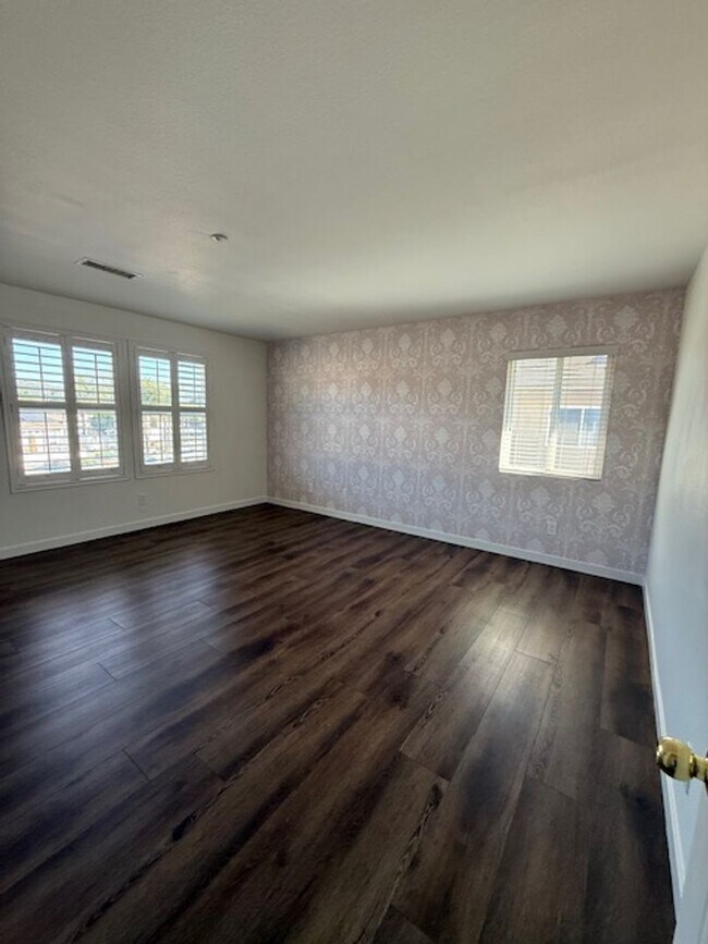 Building Photo - Very Nice 4 bedroom, 3 full bath home in much desired Lakeside neighborhood.