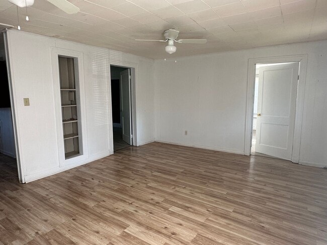 Building Photo - 2 bedroom, 1 bathroom home available in La...