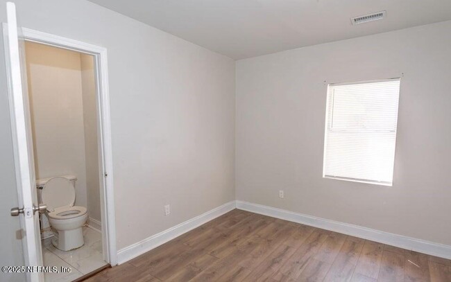 Building Photo - 846 Baker Ave