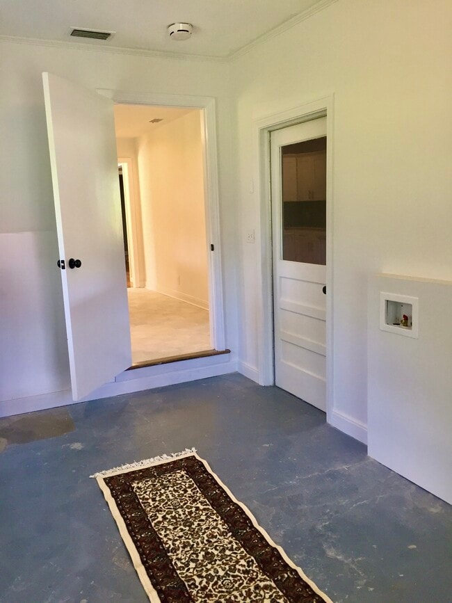 Building Photo - 802 Hillmoor Dr