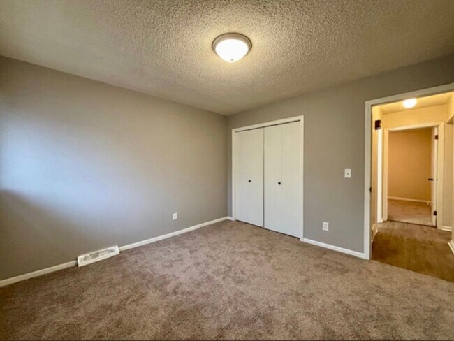 Building Photo - 2 Bedroom Duplex In Wyoming Available Dece...
