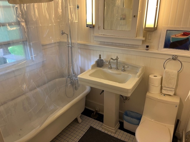 Bathroom with updated fixtures - 117 Green St