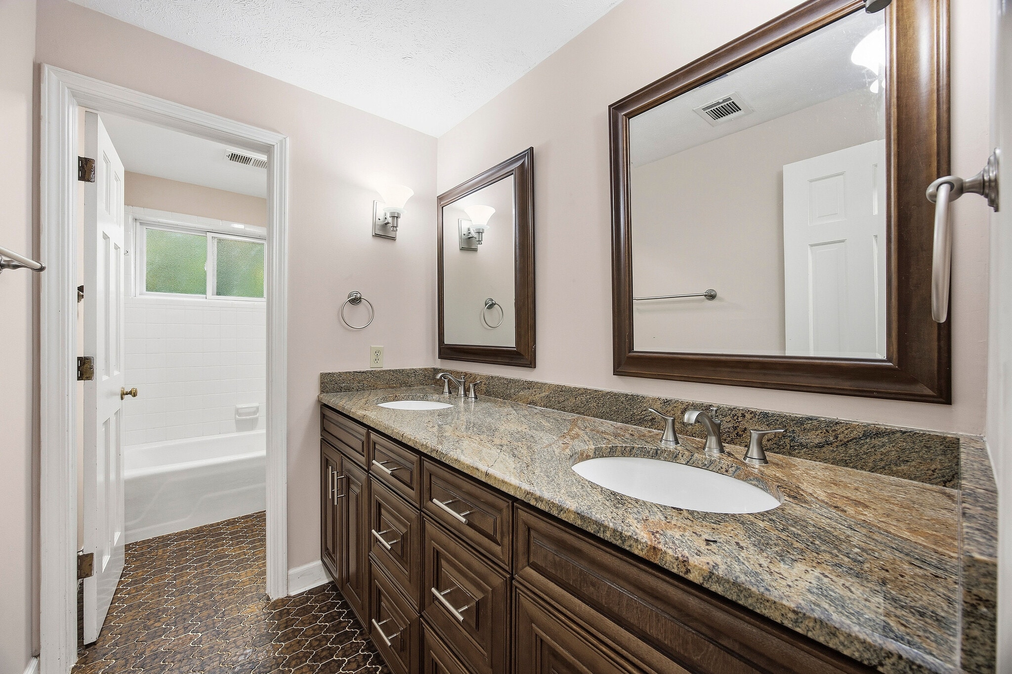 Building Photo - 943 Ferncliff Rd NE