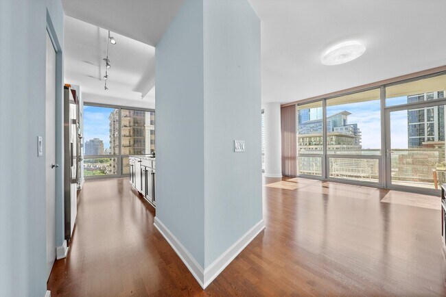 Building Photo - 1235 S Prairie Ave
