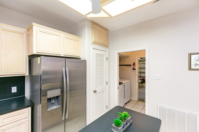 Building Photo - 7005 Madiera Dr