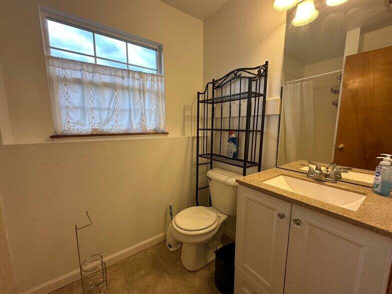 Building Photo - 102 Comanche Ct