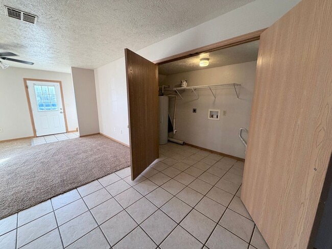 Building Photo - Spacious 3 Bedroom 2 Bath Townhome