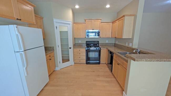 Building Photo - 2 bedroom 2.5 bath townhouse