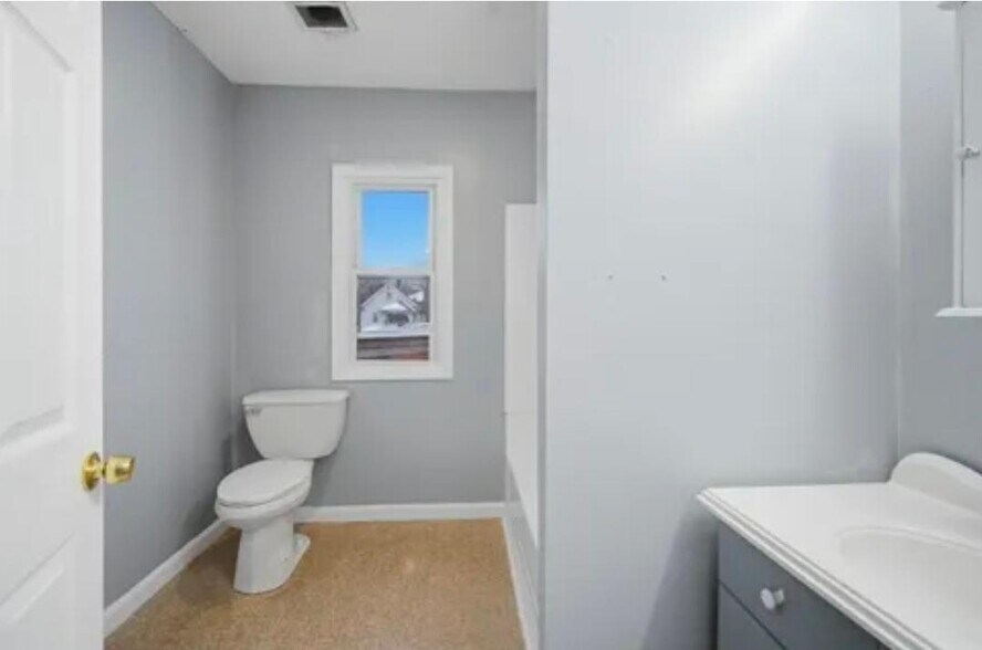 Building Photo - 884 Liberty St