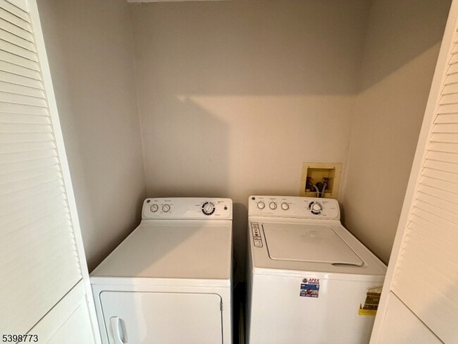 Building Photo - 347 Bromley Pl