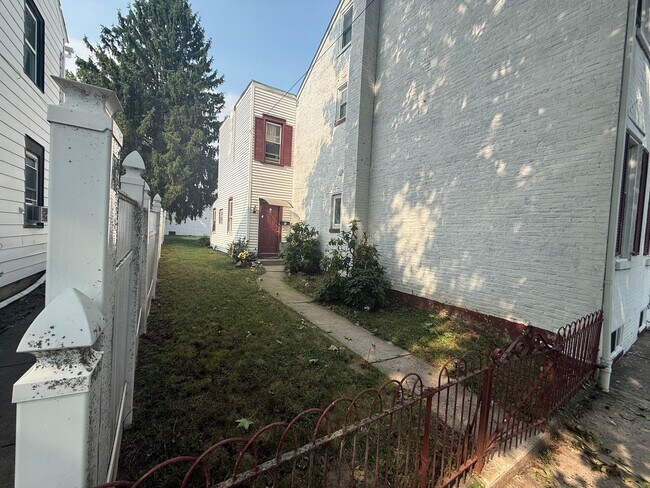 Building Photo - 19 Walnut St