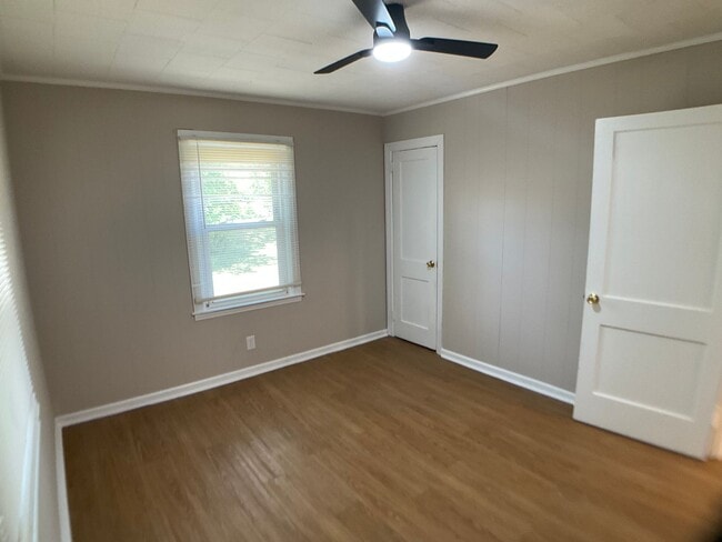 Building Photo - Adorable Bungalow Ready for New Residents!