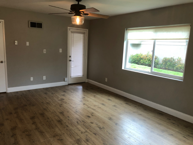 Building Photo - 7555 Charmant Dr