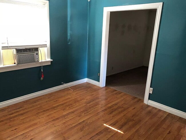 Building Photo - "Charming 3-Bed Gem with Granite & Hardwoo...