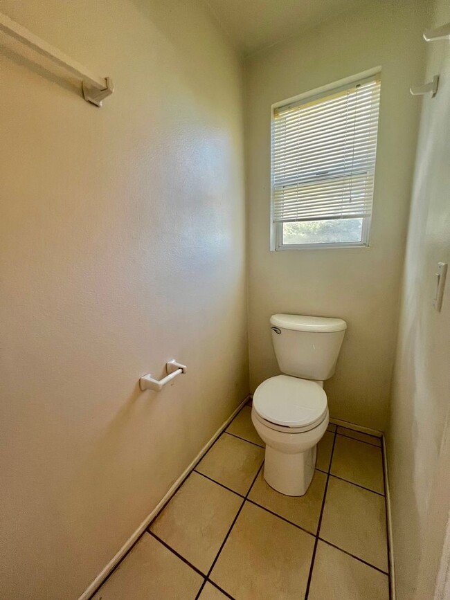 Building Photo - **3 Bedroom + Den & 3 bathroom Pool Home w...