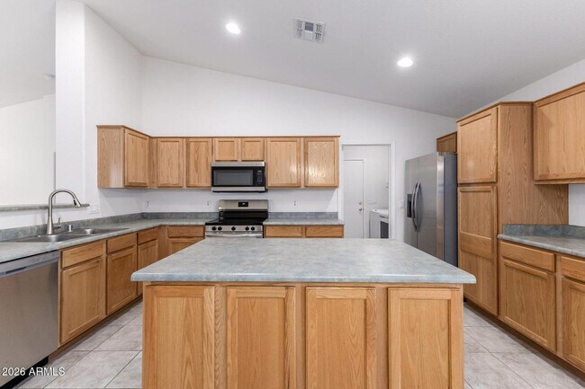Building Photo - 15847 W Saguaro Ln